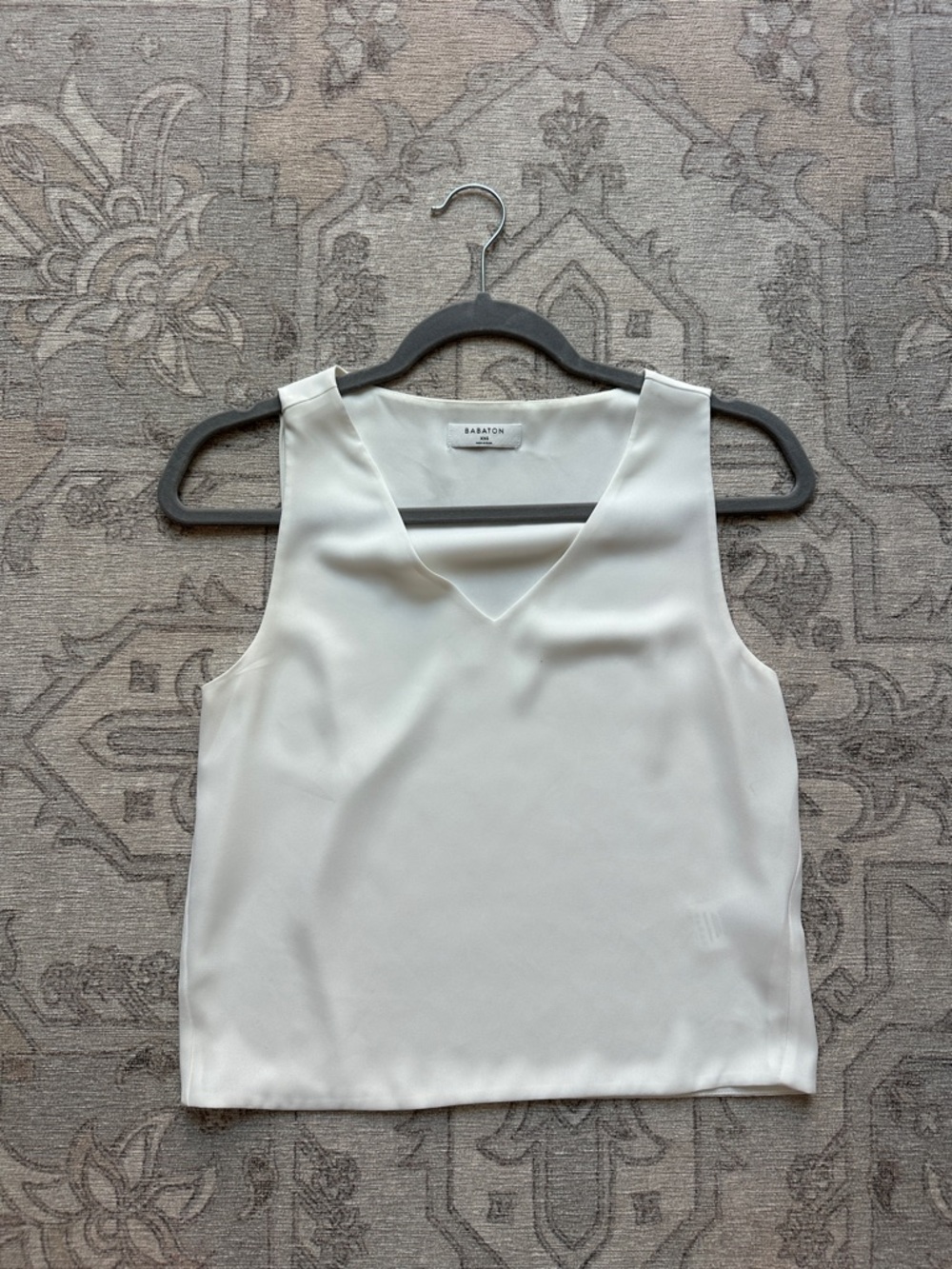 Aritzia White V-Neck Sleeveless Shell Top in XS